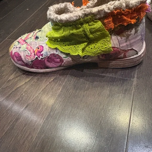 Magnolia Pearl Colorful Bunny Print Slippers. Pristine Condition, Never Worn - Picture 4 of 8